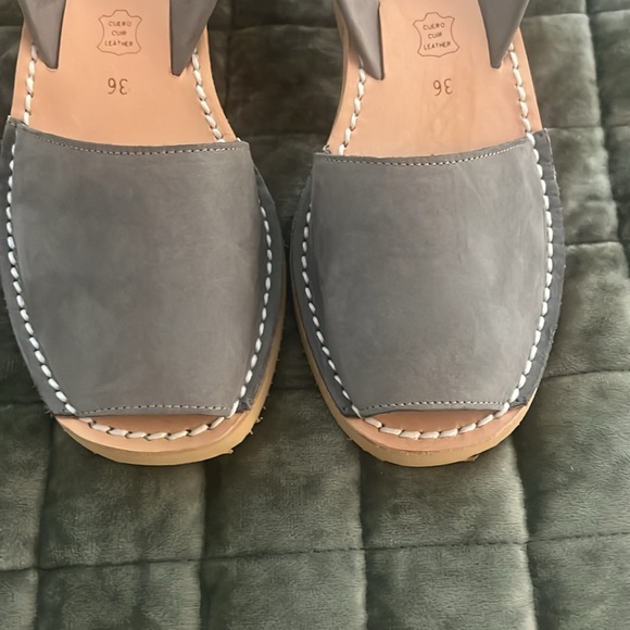 NIB CalaXini Wedge Sandal Gris Nubuck 36 - Picture 3 of 10